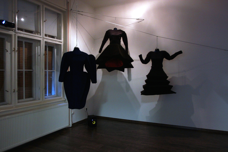 Király, Tamás, Dresses for the Dressater: Dressed to Thrill, 1988.